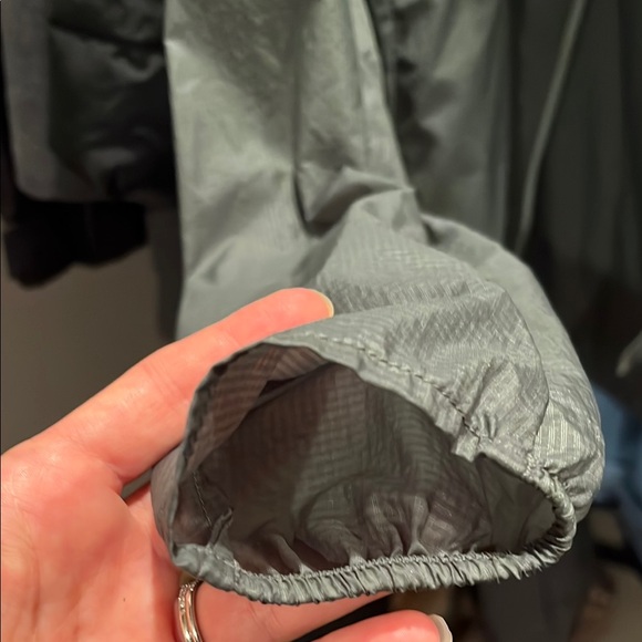 Women’s Patagonia Green  Lightweight Jacket with hood sz S - Picture 4 of 6